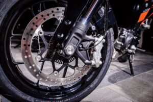 Cómo ajustar correctamente los frenos de tu moto