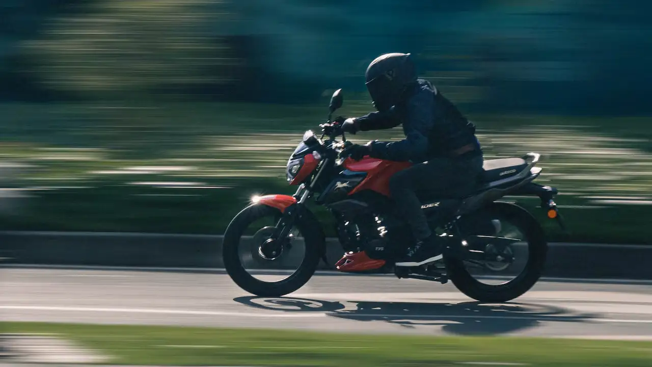 MOTO EN CARRETERA